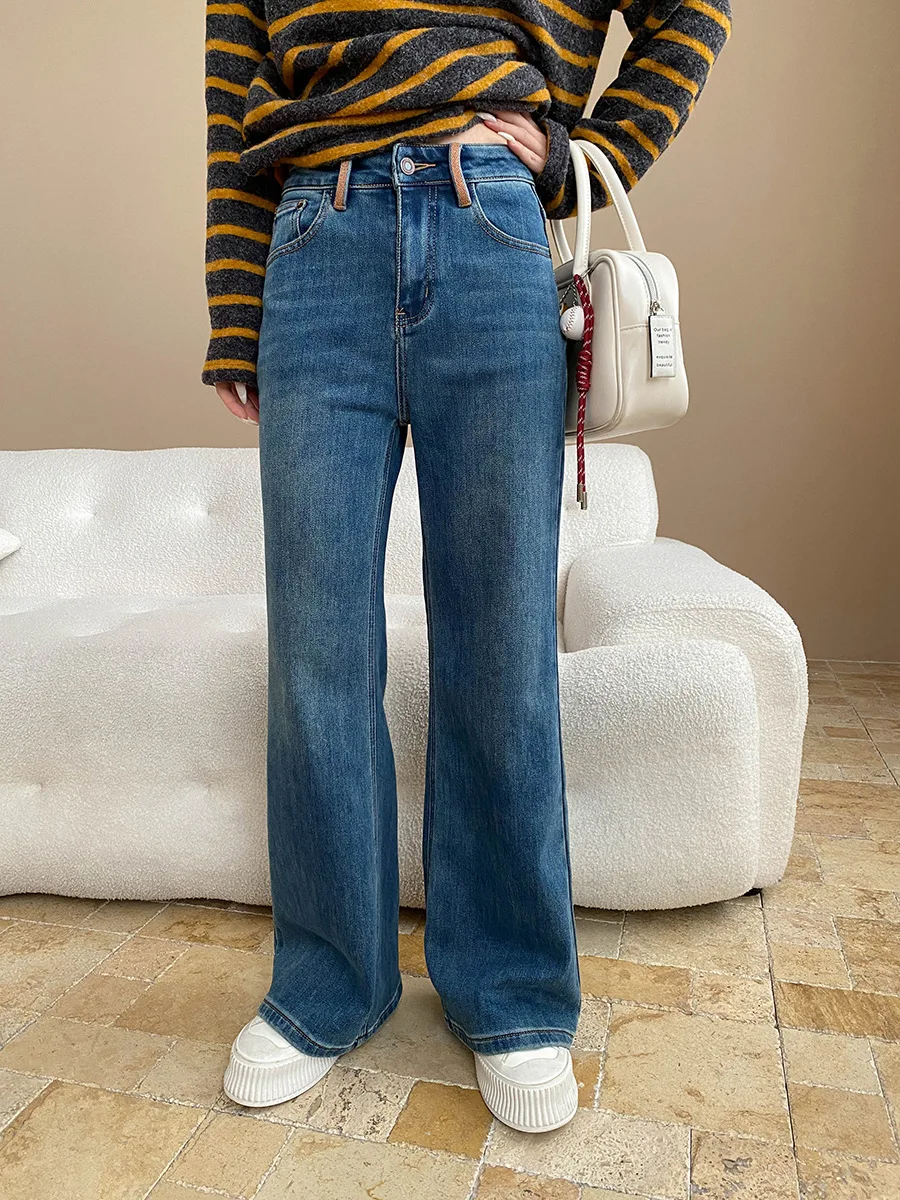 

Потертые синие узкие джинсы с завышенной талией и эффектом похудения, тонкий и пушистый слегка расклешенный дизайн.