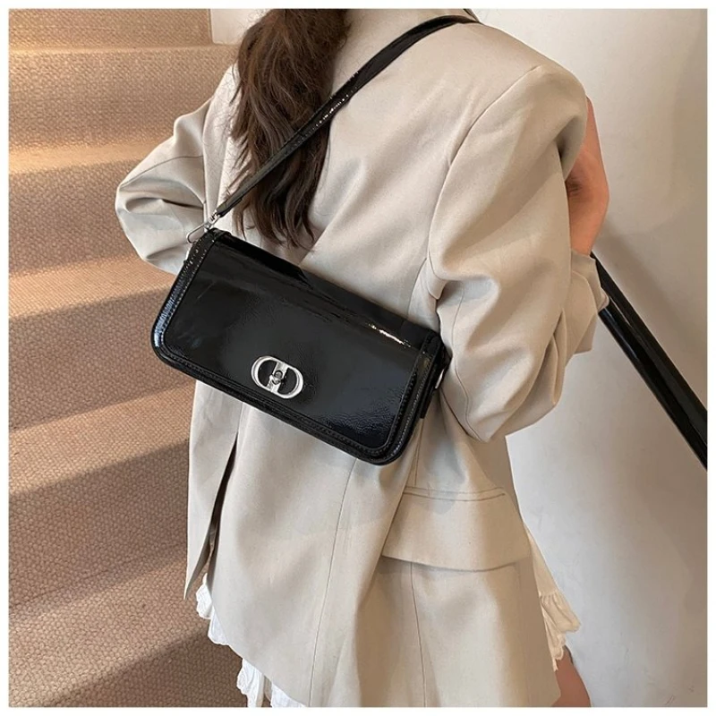 

Современная женская сумка для молодых девушек. Гладкая дизайнерская сумка через плечо для современной атмосферы.