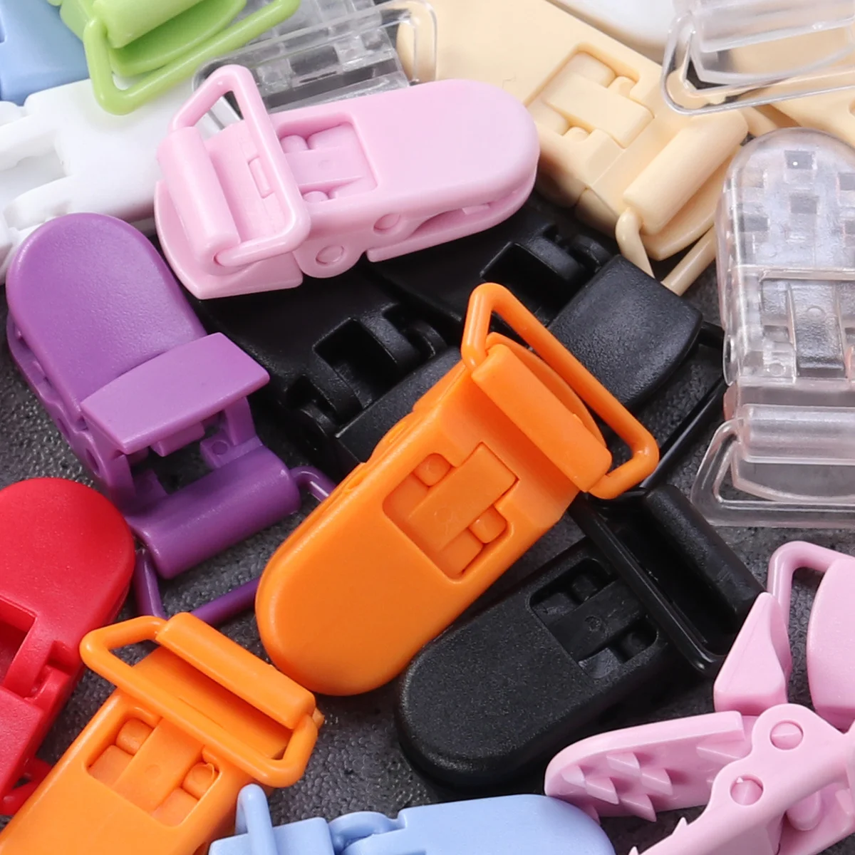

40Pcs Baby Pacifier Clips Plastic Strong Grip Teeth Secure Bib Badge Strap Plastic Clip Holder Baby Pacifier Clips