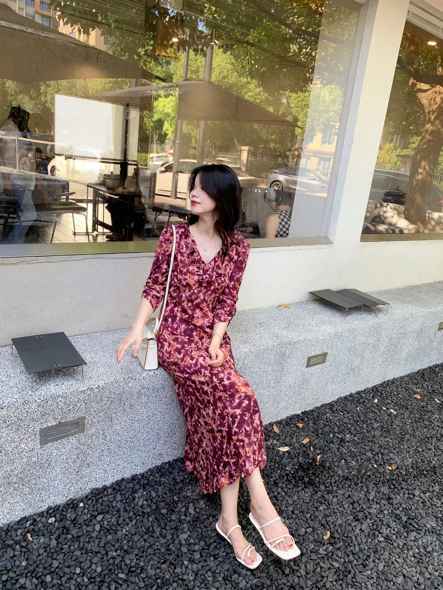 

Летнее шелковое платье Thoey Chen с цветочным принтом, длинное, с завышенной талией, А-силуэт, женское, модное, для повседневной носки, из мягкого шелка, с V-образным вырезом