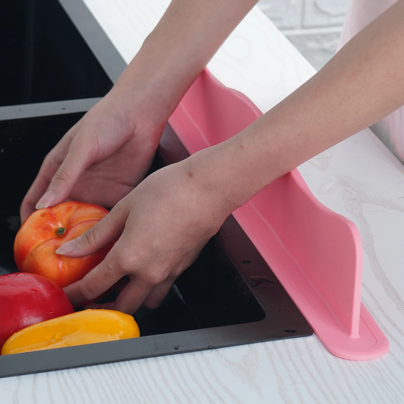 A Silicone Sink Water Barrier, Kitchen Sink Splash Guard, Anti-Splash Water Barrier for Dishwashing Sink, Countertop Silicone Suction Cup Barrier
