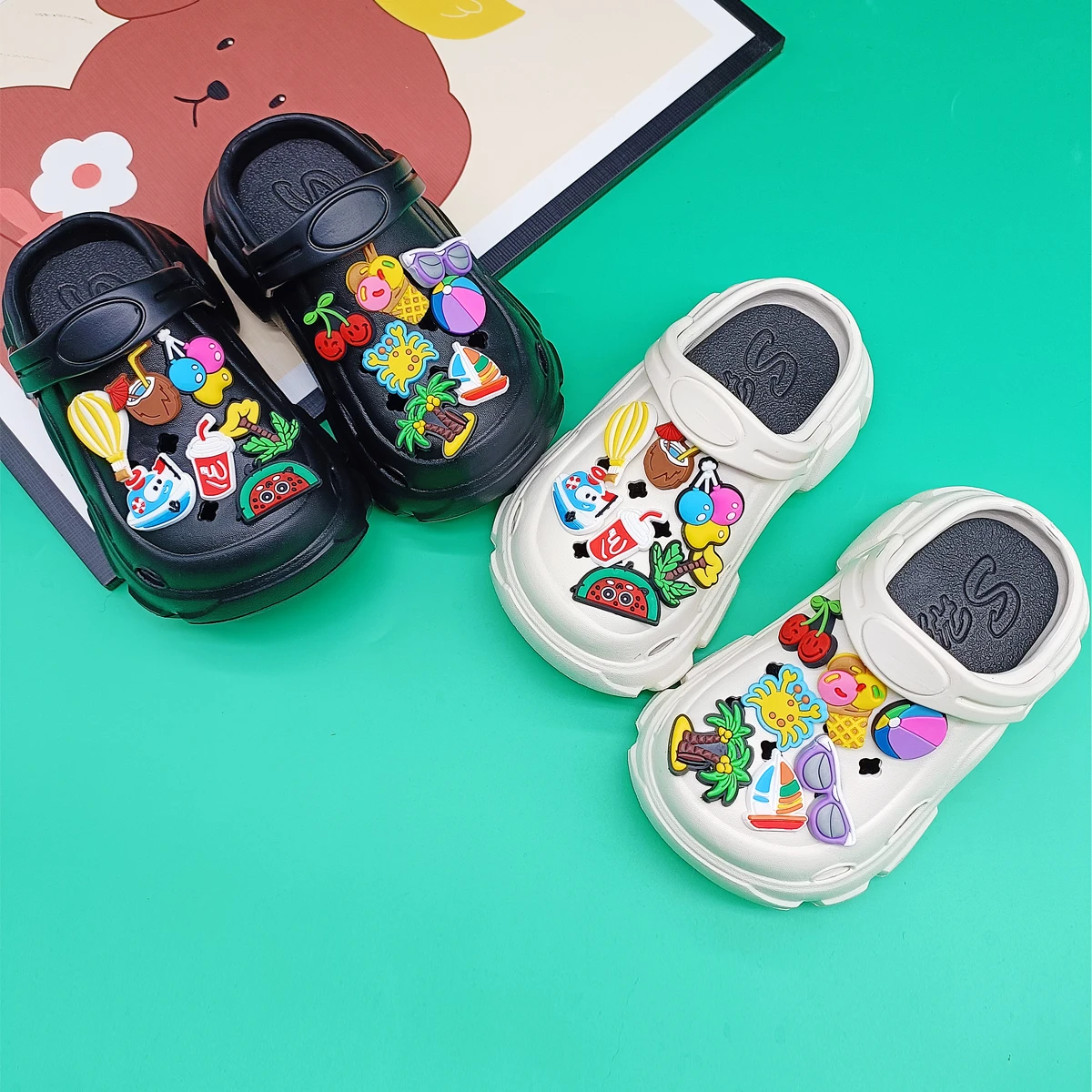 

New Fashionable and Versatile Cartoon Summer Refreshing Clogs with Soft Soles, Non-Slip Closed-Toe Sandals for Boys and Girls, Model 606