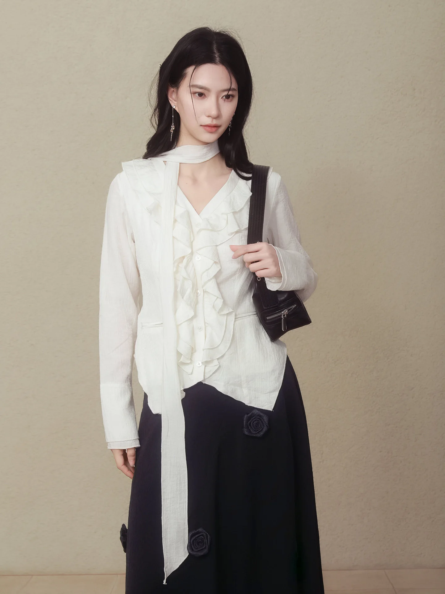 

INGKO round Moon White Layered Sense Sash Top Women's Slimming V-neck Long Sleeve Artistic Style Regenerated Fiber Shirt