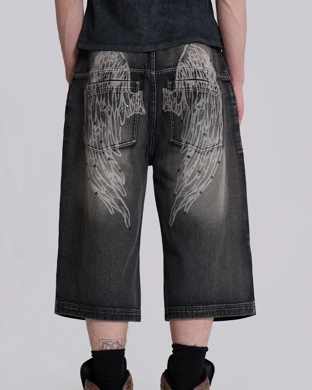

Y2K New Fashion Knee Length Denim Shorts American Retro Rivet Design Street Wing Pattern Pants Men Hip Hop Gothic Loose Shorts