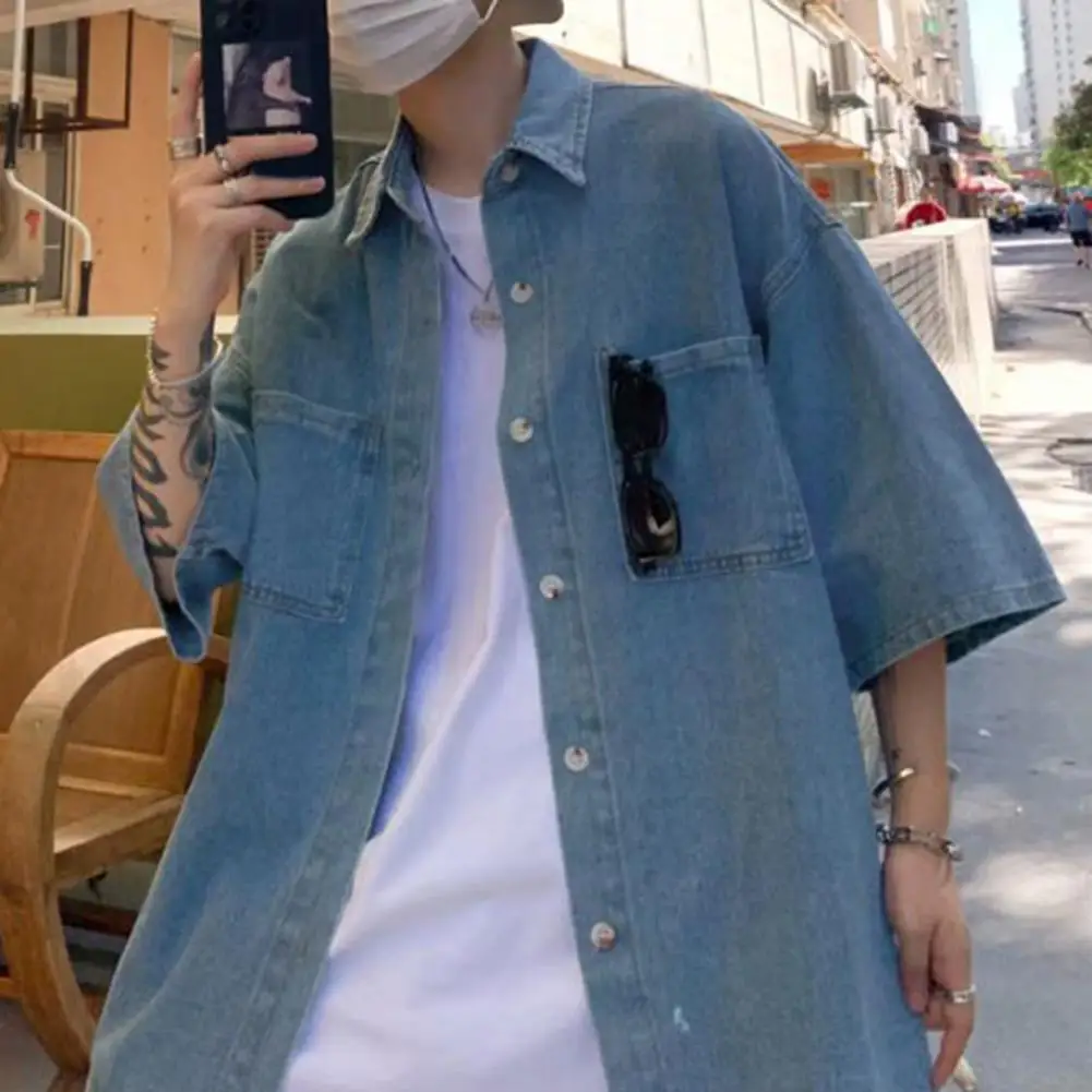 Lässiges Denim-Kurzarmhemd für Herren. Stilvolles Herren-Denim-Button-Down-Hemd mit Brusttaschen für den Sommer, Alltag für die Straße
