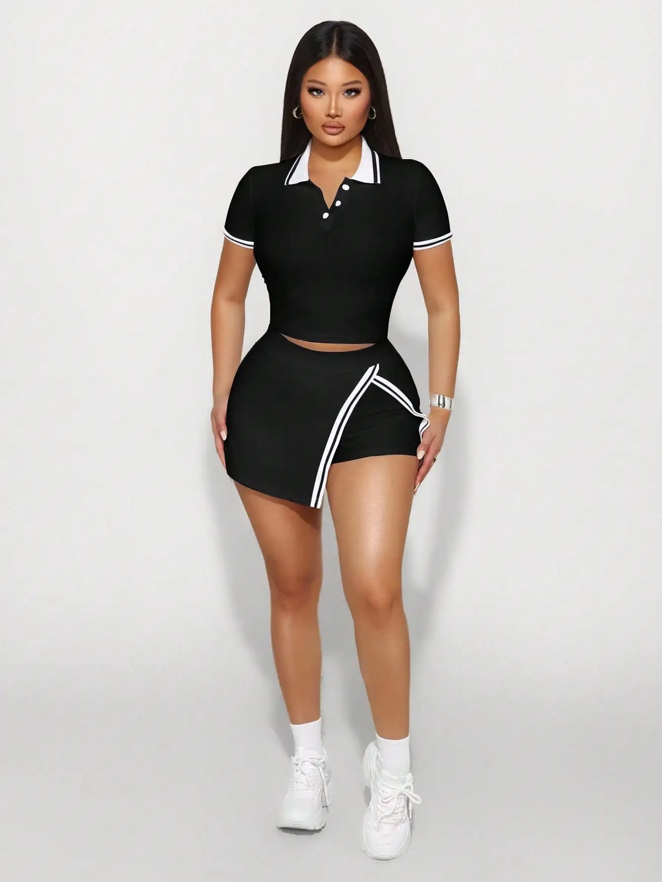 

Женский комплект из двух предметов: поло с контрастной отделкой, укороченный топ с короткими рукавами и асимметричная юбка