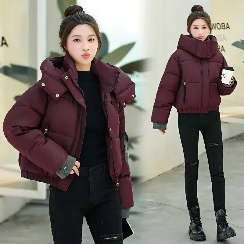เสื้อโค้ทพาร์กาผู้หญิงแฟชั่นฤดูหนาวปี 2025 เสื้อแจ็คเก็ตบุผ้าฝ้ายแบบสั้นมีฮู้ด ดีไซน์ทันสมัย ให้ลุคหรูหราสำหรับสุภาพสตรี