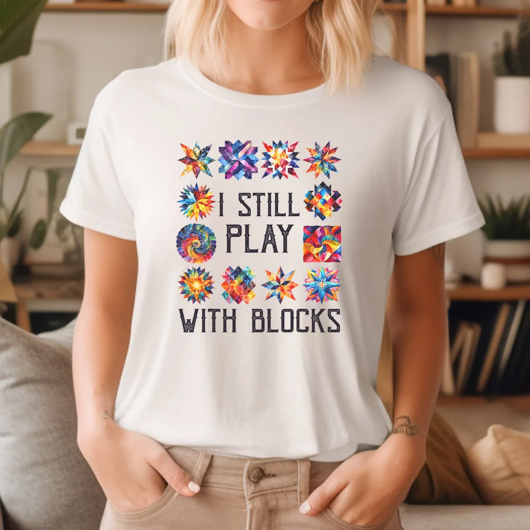 Lustiges Quilt- und Näh-T-Shirt: Ich spiele immer noch mit Blöcken – Quilter Sewer T-Shirt