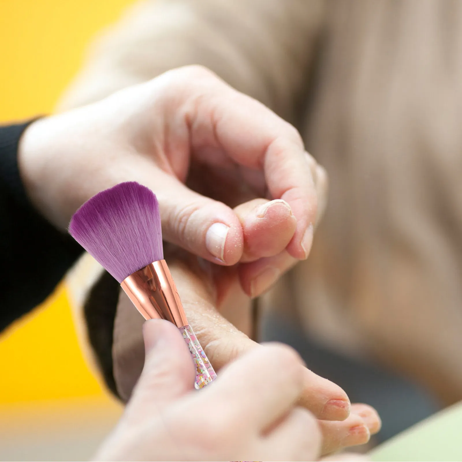 

Многофункциональная кисть для чистки ногтей с блестящей ручкой, мягкой щетиной, для растушевки румян и макияжа, дорожный инструмент