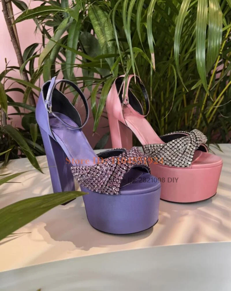 

Атласные босоножки на высоком каблуке на толстом каблуке и толстой платформе с разбросанными кристаллами и ремешком на щиколотке, женская летняя обувь