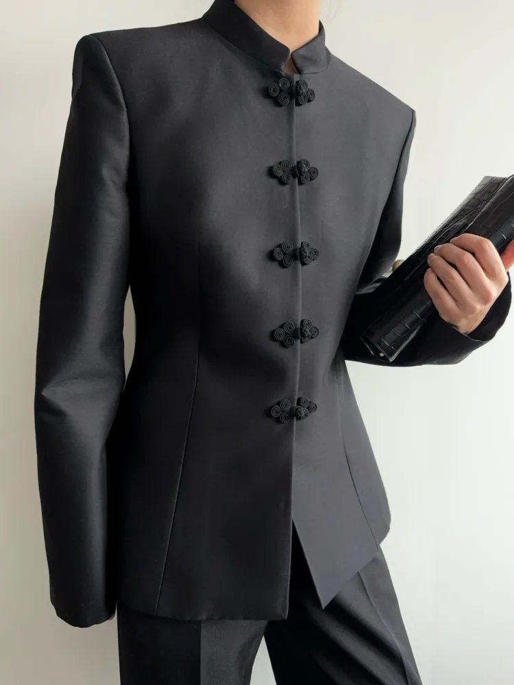 Blazer Feminino Novo VTKW 2026 Preto e Branco com Gola Mandarim e Botões de Sapo Chineses, Caimento Sob Medida para Uso Formal e Casual