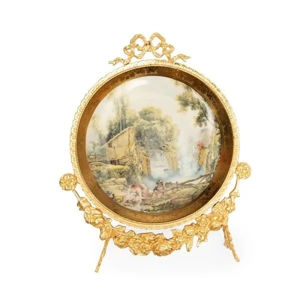 Conjunto de paneles decorativos de latón dorado antiguo con pinturas campestres clásicas y soportes de marco adornados