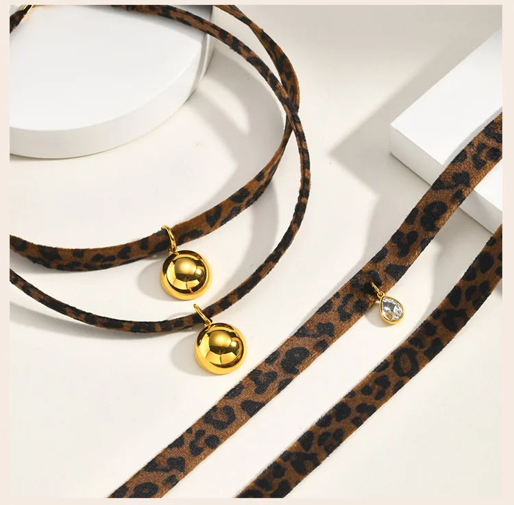 Leopardenmuster-Choker-Halskette, Samtkragen mit goldfarbenem Edelstahl-Anhänger, Y2K-Accessoires für den Trend-Einzelhandel – Detail 5