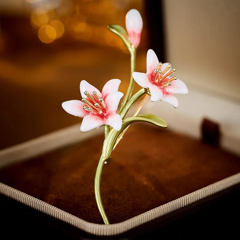 إحساس التصميم الراقية، ودبابيس الأوركيد على الطراز الريفي المتخصص، والكورسيهات الراقية، والشيونغسام، والدبابيس وإكسسوارات البروش