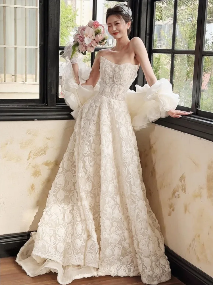 ชุดเดรสสีขาวผ้าทูลล์ลายดอกไม้แบบไม่มีสายสำหรับงานเลี้ยง