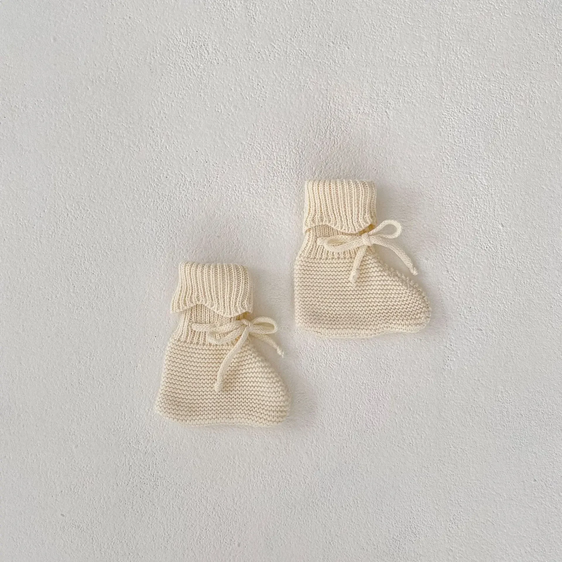 Odzież dziecięca 2025 Jesień Zima Nowa Modna Codzienna Prosta Urocza Kwiatowa Żakardowa Kurtka Dzianinowe Spodnie Czapka Skarpetki Ubrania dla Dzieci