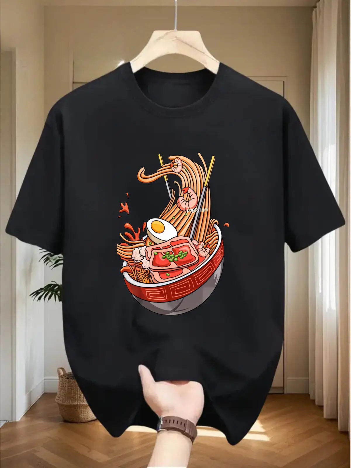 Camiseta gráfica Spicy Ramen 2026: hecha de 100% algodón y con un diseño de fideos y camarones, especialmente diseñada para los amantes de la comida japonesa.