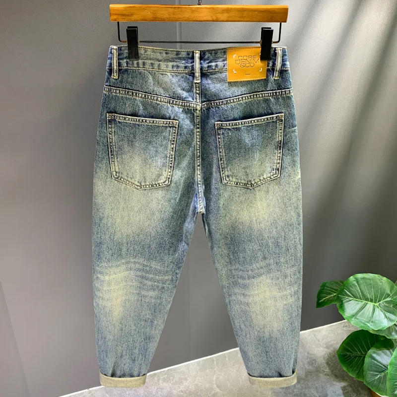 Modne jeansy męskie w stylu streetwear, letnia edycja regularna, z efektem sprania, dziurami, naszywkami i nadrukiem, luźne spodnie.