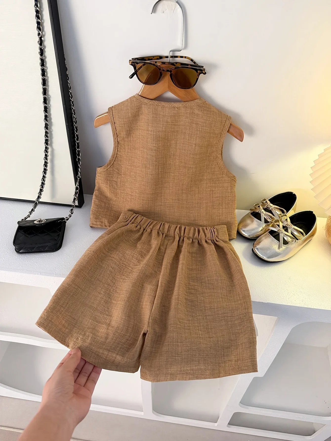 2-teiliges Outfit-Set für Mädchen aus Leinenmischung, ärmellose Weste mit 3 Knöpfen und V-Ausschnitt sowie Skort-Shorts mit Schleifendekor – Detail 2