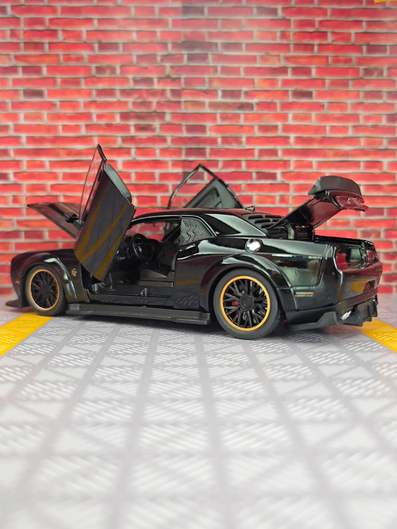 1:32 simulación Dodge Hellcat SRT puertas de modelo de coche de aleación modificada y maletero del capó del motor se puede abrir tiene sonido y iluminación