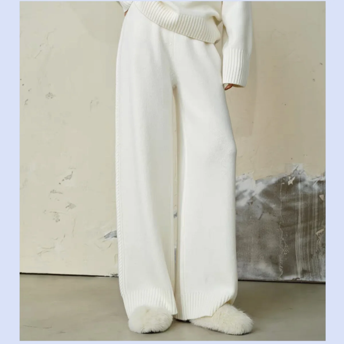 

Зимние эстетические брюки с элитным и минималистским силуэтом из овечьей шерсти и изысканного мастерства.