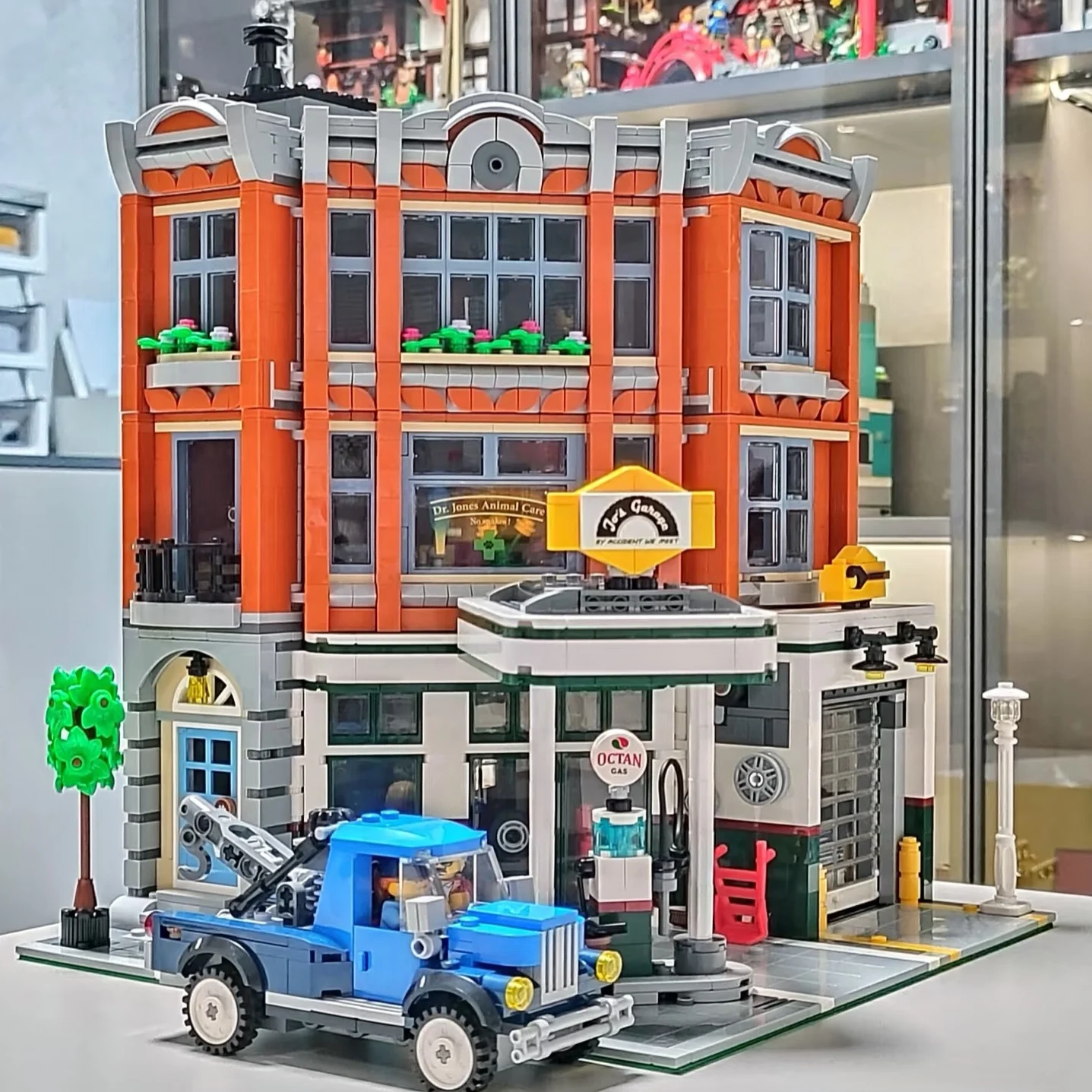 

В наличии 2569 шт., креативный эксперт, угловая станция для обслуживания гаража, модель с видом на улицу, 10264, блоки, подарки на праздник, день рождения