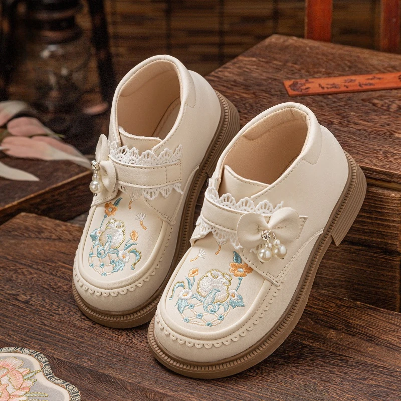 

Кожаные туфли с вышивкой для девочек, новые милые детские туфли принцессы на плоской подошве с бантом для свадебной вечеринки, модные детские повседневные туфли Мэри Джейн