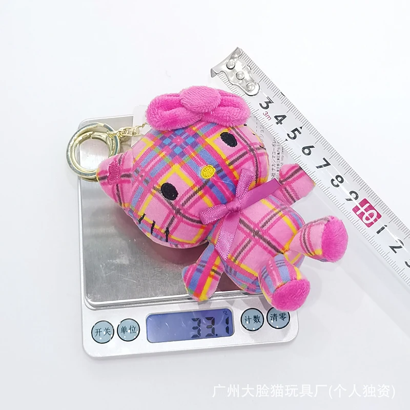 Breloczek Sanrio z kokardą i szalikiem w kratę, uroczy Hello Kitty, modny pluszowy wisiorek, idealny prezent dla kobiet i dziewcząt.