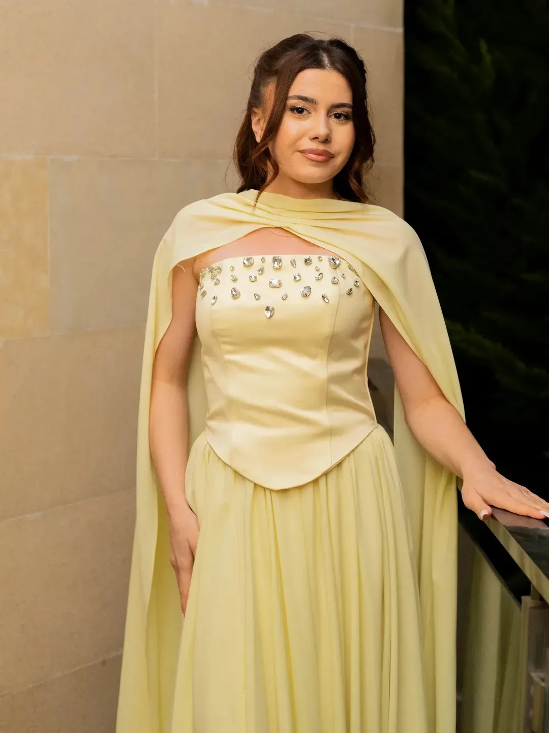 ชุดราตรีหรูหราสีเหลืองประดับลูกปัด Msikoods ปี 2025 คริสตัลเกาะอก ชุดราตรีงานเลี้ยงสุดหรูพร้อมผ้าคลุมไหล่ ชุดราตรียาวสำหรับงานพรอมสำหรับผู้หญิง สามารถสั่งตัดได้