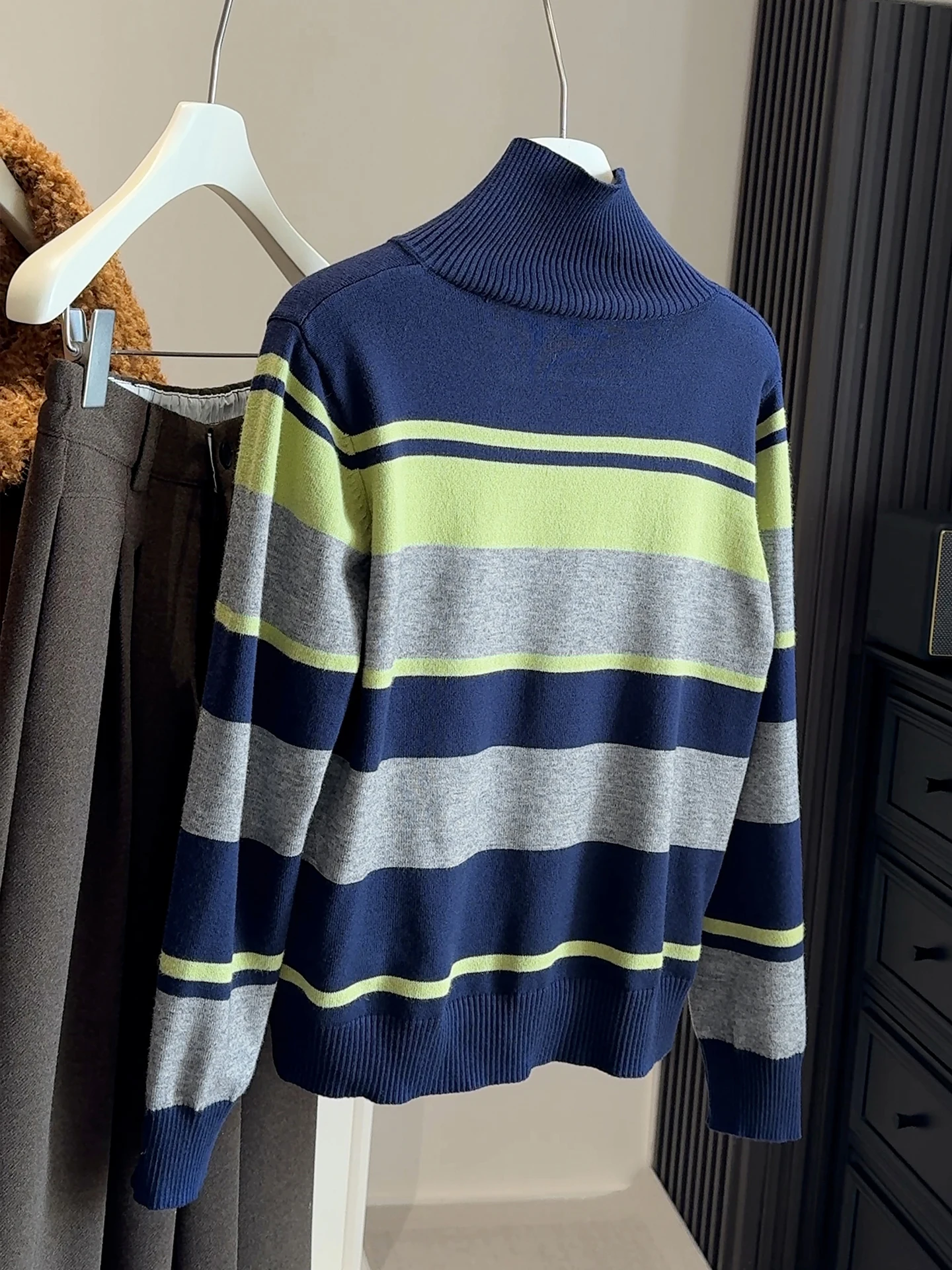 เสื้อคาร์ดิแกนถักลายทางตัดสีคอเต่าสำหรับผู้หญิง สไตล์เกาหลี แฟชั่นติดกระดุมแถวเดียว เนื้อผ้านุ่ม สไตล์วินเทจ