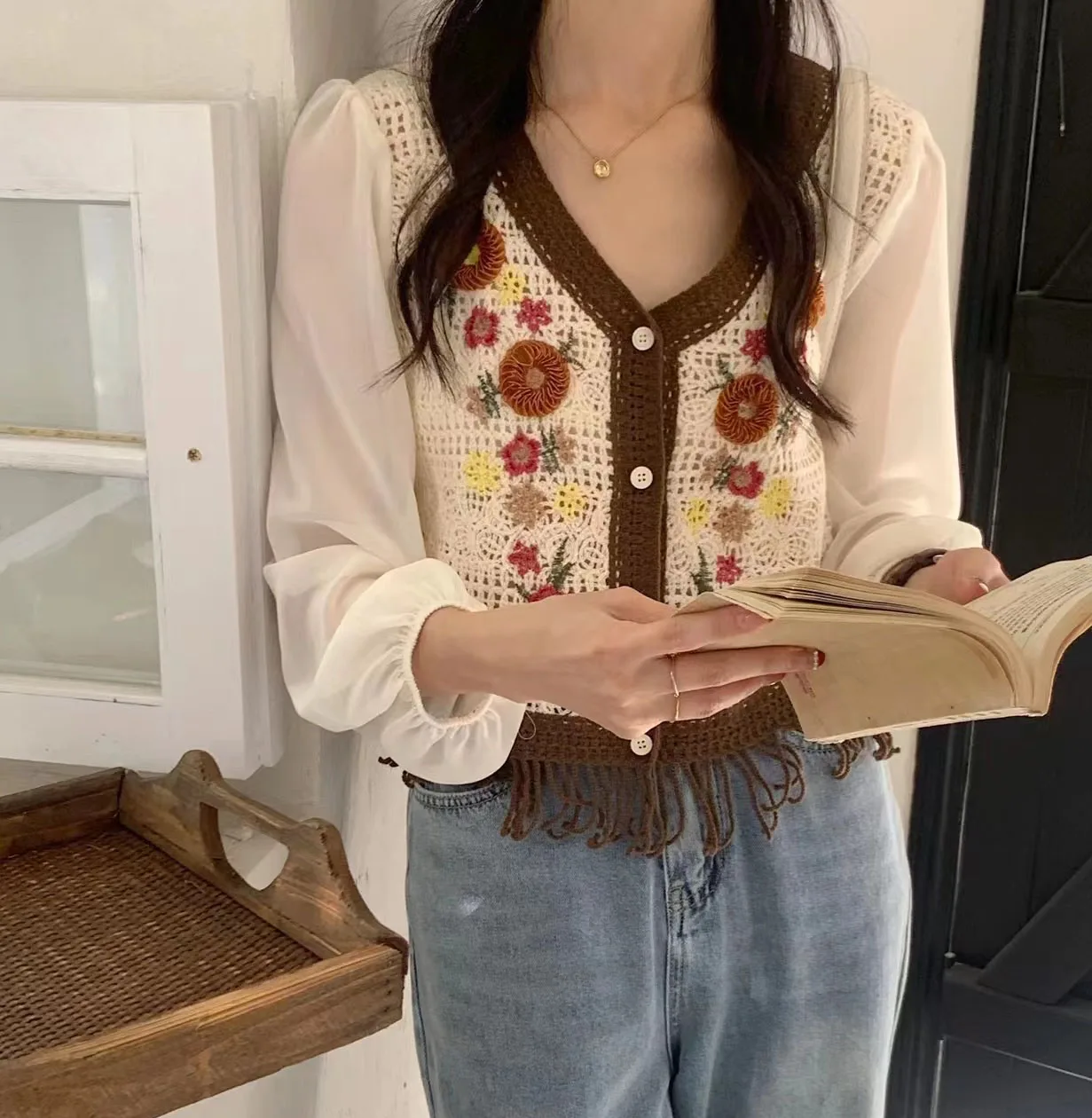 

Spring and Autumn Puff Sleeves Female Chiffon Shirts Long Sleeve V-Neck Floral Embroidery Knitting Cardigans Lady Tassel Blouses