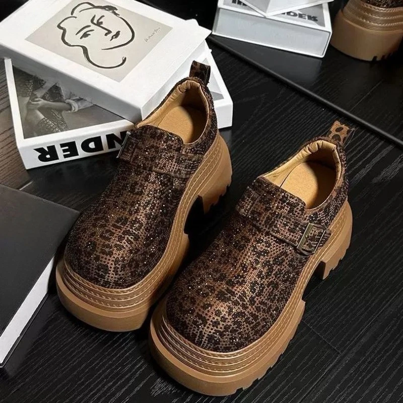 

2025 г. женские туфли-лоферы на платформе с леопардовым принтом и стразами в корейском стиле, весенне-осенние туфли на толстой подошве, увеличивающие рост