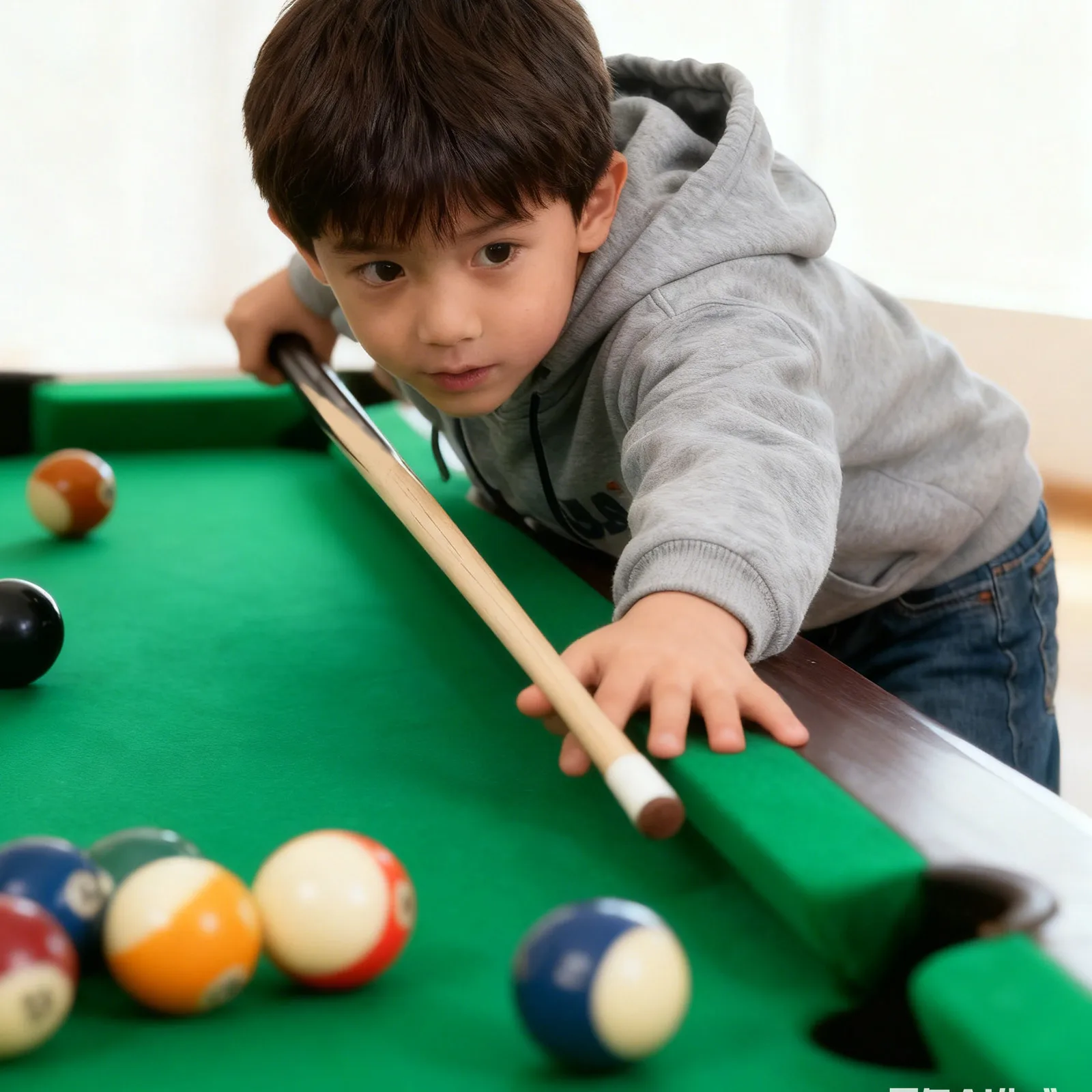 2개 미니 당구 큐 스틱 짧은 풀 큐 나무 디자인 매끄러운 마감 좁은 공간에 이상적 사용 및 보관 용이
