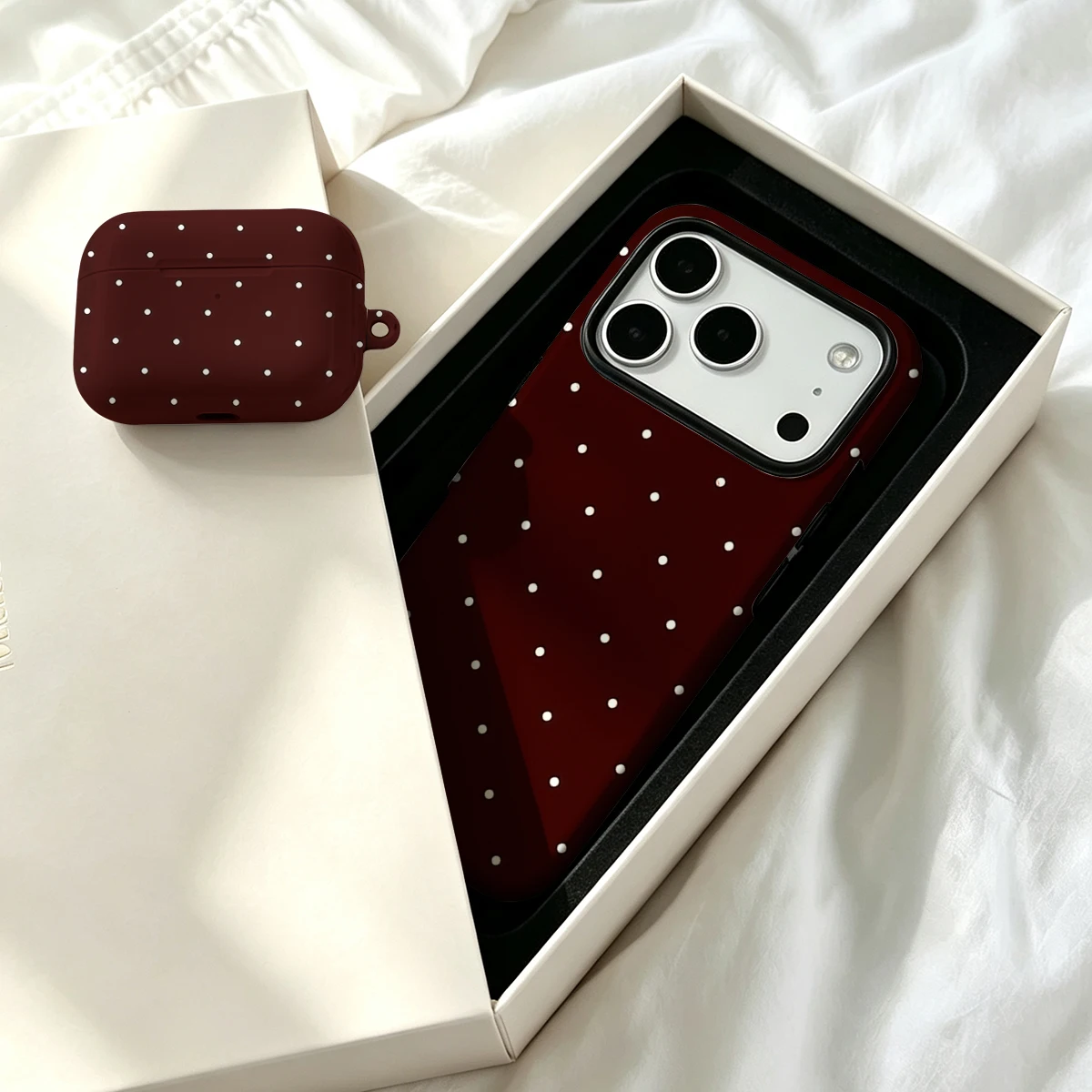 غطاء هاتف 2 في 1 بتصميم بقع بي - مراجعة Airpod Case Cover وسعره