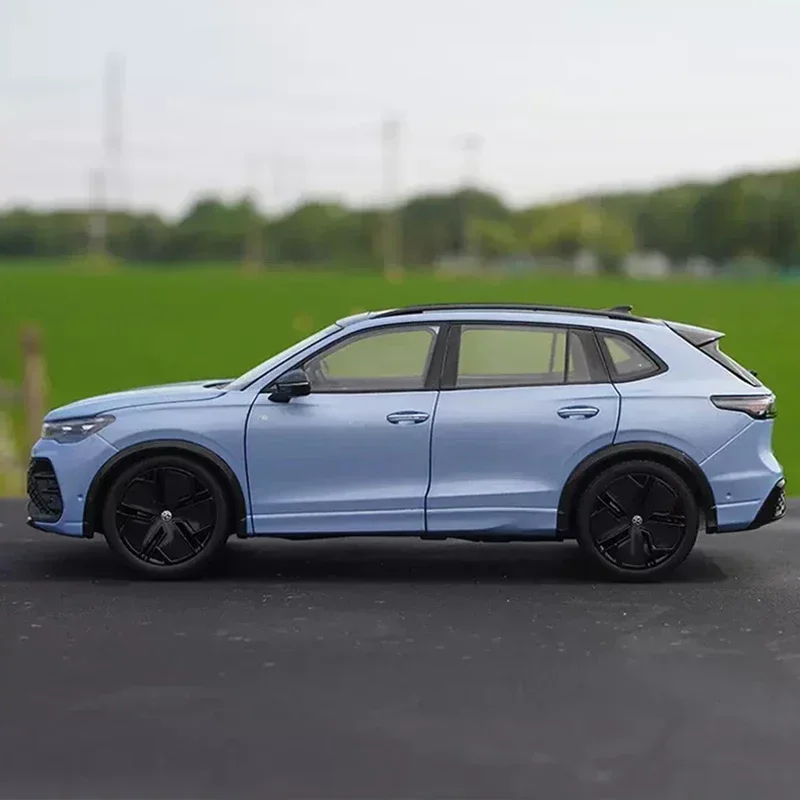 Diecast 1:18 TIGUAN L Pro 2024 Simulazione Modello di auto in lega Veicolo giocattolo Ornamenti da collezione