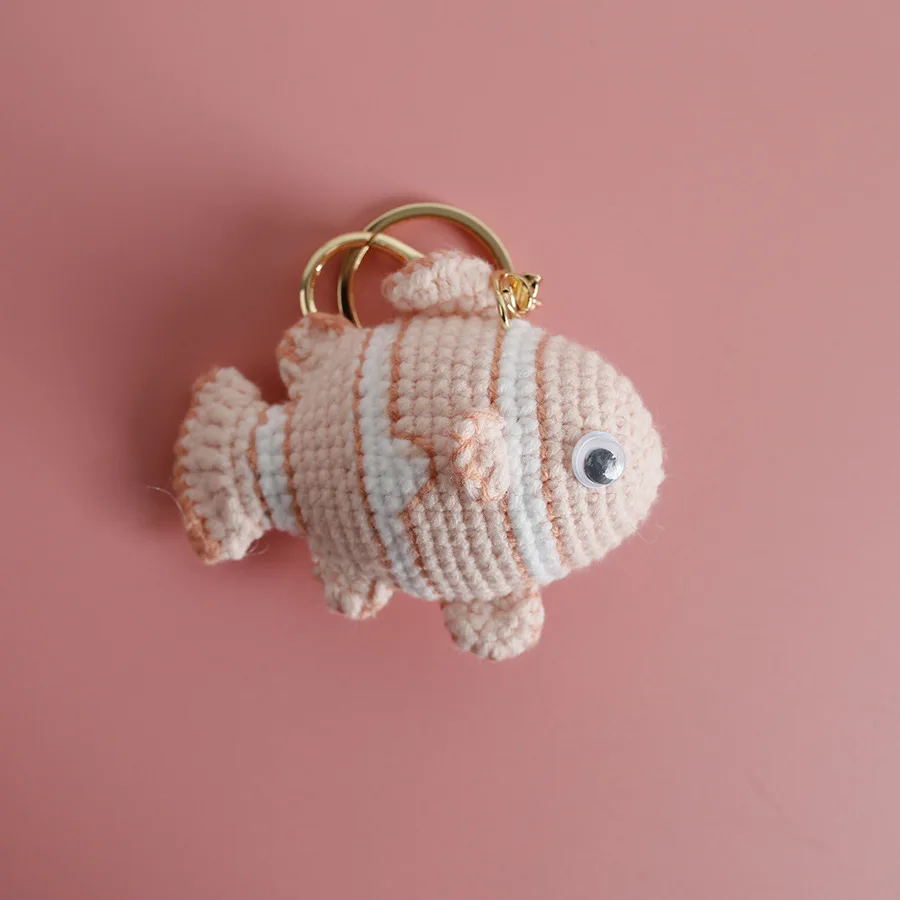 Gehäkelter Clownfisch-Anhänger, kreativer handgemachter Fisch-Schlüsselanhänger, gestrickter Mini-Goldfisch-Schlüsselanhänger, Rucksack-Deko-Geschenk – Detail 4