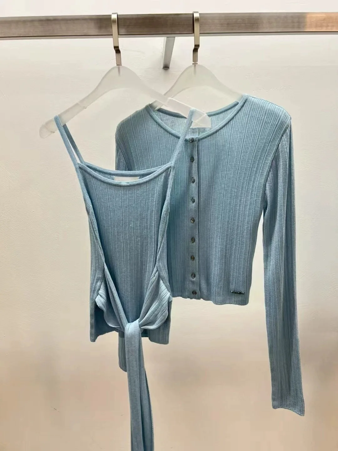 

Комплект из двух предметов Sweet Sle Released Spring 2025 с кардиганом на бретелях и многослойным укороченным топом мягкого свободного цвета