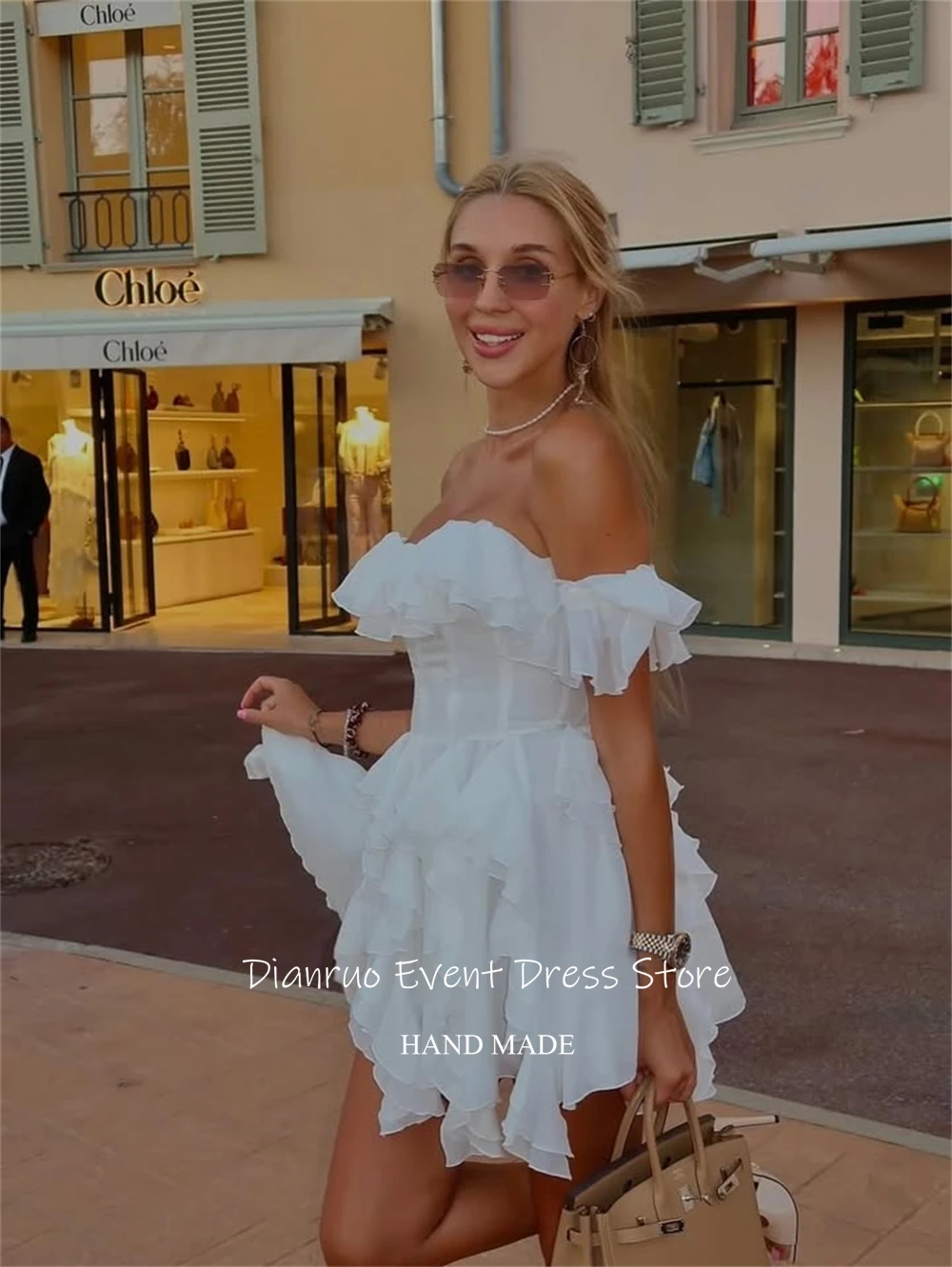 เดียนรัว ชุดราตรีสีขาวเปิดไหล่ ชายกระโปรงระบาย ทรงเอไลน์ ผ้าชีฟอง ชุดราตรีจับจีบ ดีไซน์ทันสมัย แบบดารา สามารถสั่งตัดได้