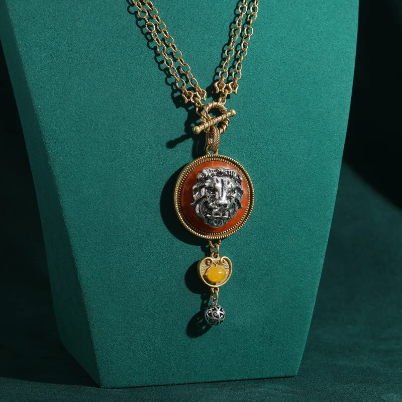 خمر الحجر الطبيعي القرص الأسد رئيس قلادة وقلادة للمرأة الفاخرة عالية الجودة العصرية مجوهرات سترة سلسلة جديد 2025