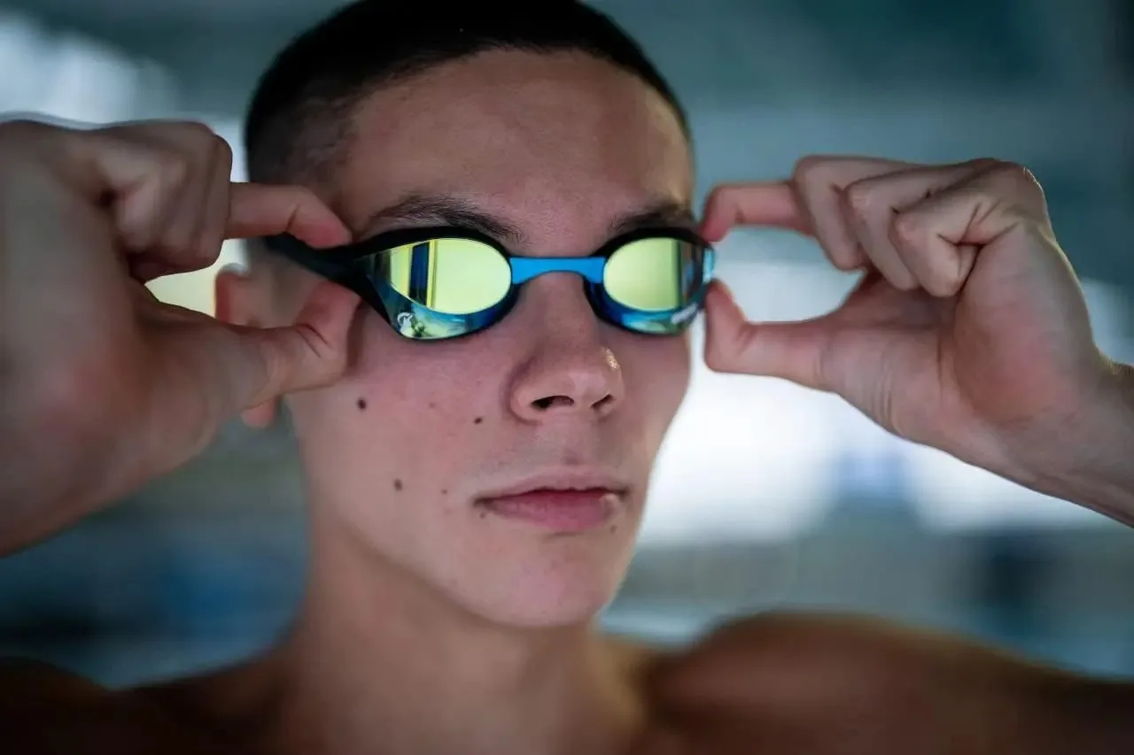 Aremd 25 Jahre Professionelle Renn-Schwimmbrille Wasserdicht Beschlagfrei Hochauflösend UV400 Wettkampf-Trainings-Schwimmausrüstung – Detail 18