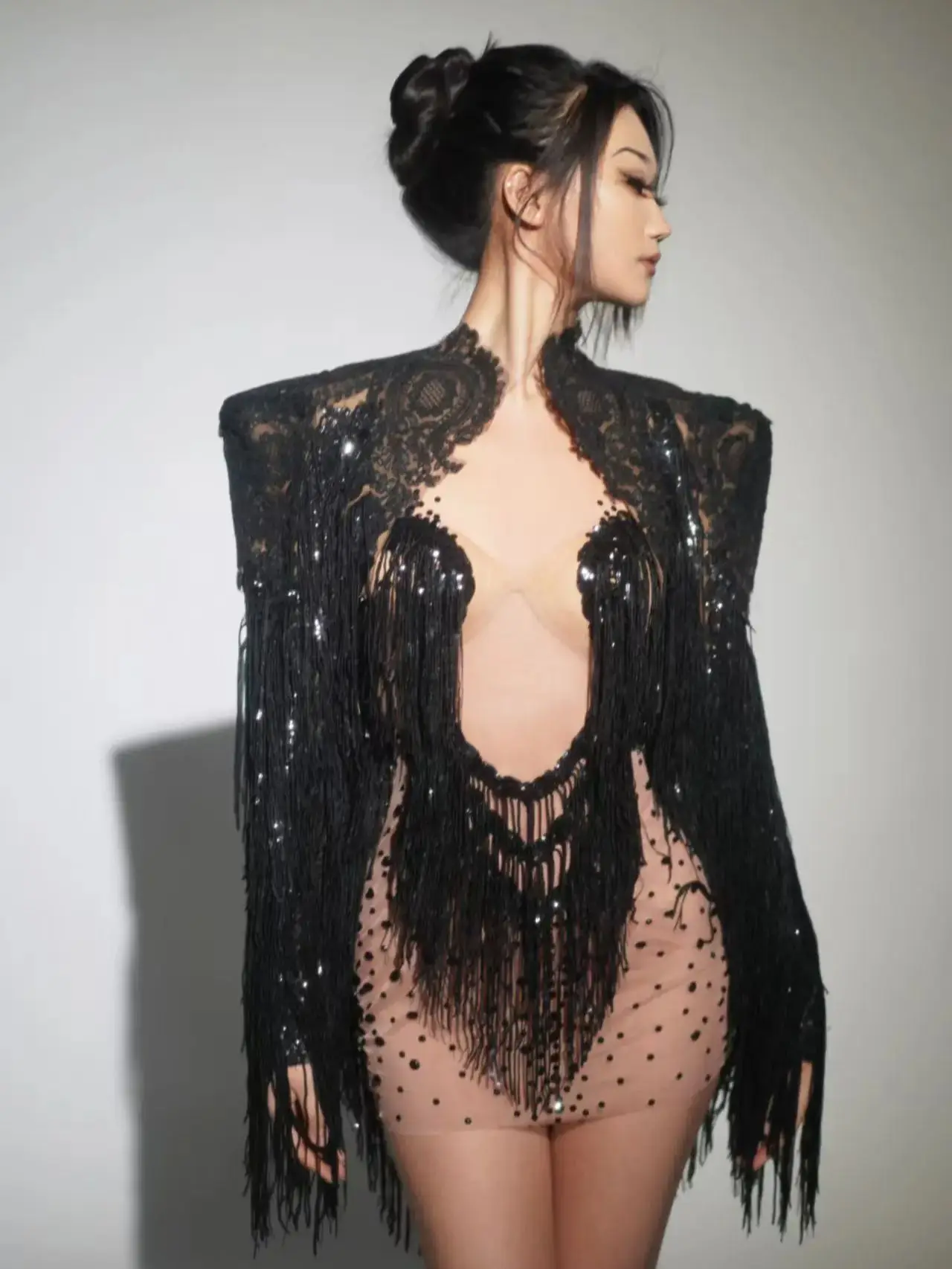 Strój showgirl, luksusowy strój na imprezę, błyszczące cyrkonie, cekiny, łańcuszek, mini sukienka, luksusowa damska seksowna prześwitująca sukienka z siateczki na imprezę koktajlową.