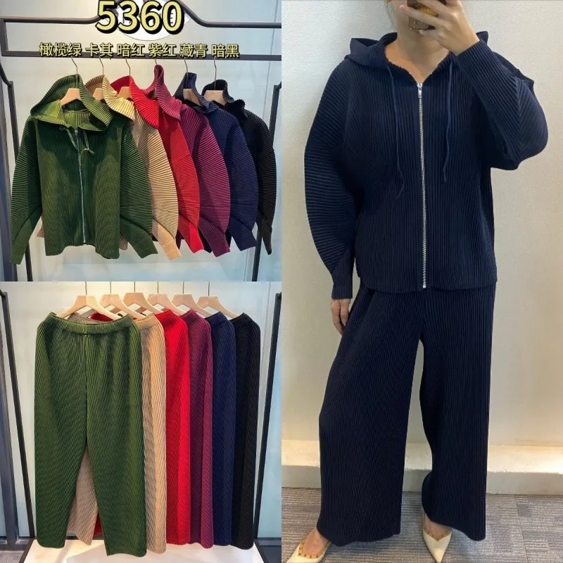 

Женский плиссированный костюм Miyake 2026: Новая модная свободная толстовка на молнии с длинными рукавами и универсальные широкие брюки для повседневной носки