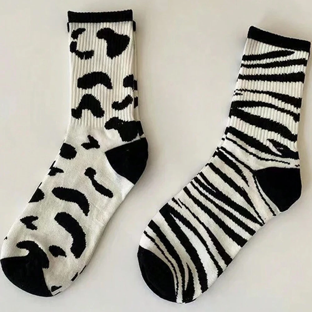 2 Pairs Women Cartoon Mid Tube Socks Fashionable Cow Zebra Print Pattern College Style Cute Comfortable Casual Round Neck Socks