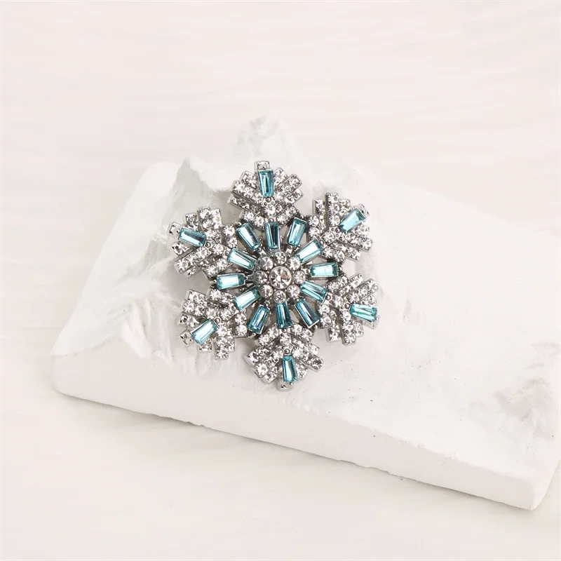Zarte Schneeflocken-Brosche, super schöne Weihnachts-Corsage-Blazer, Blazer, gepolsterter Schal, festes Abzeichen