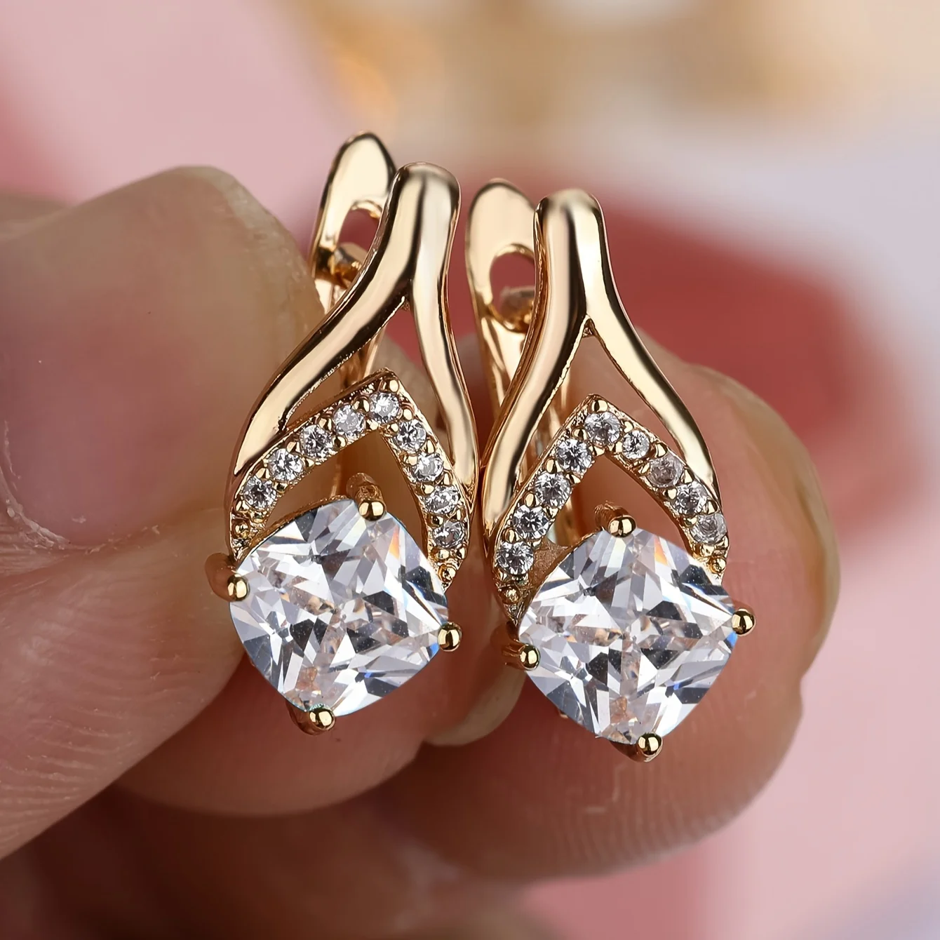 Un par de elegantes pendientes con piedras blancas de corte cuadrado, adecuados para mujeres, con lujosa chapado en oro y cobre combinado con decoraciones de circonita cúbica, perfectos para bodas y eventos formales, joyería nupcial. | pendientes elegantes | pendientes de piedras preciosas sintéticas
