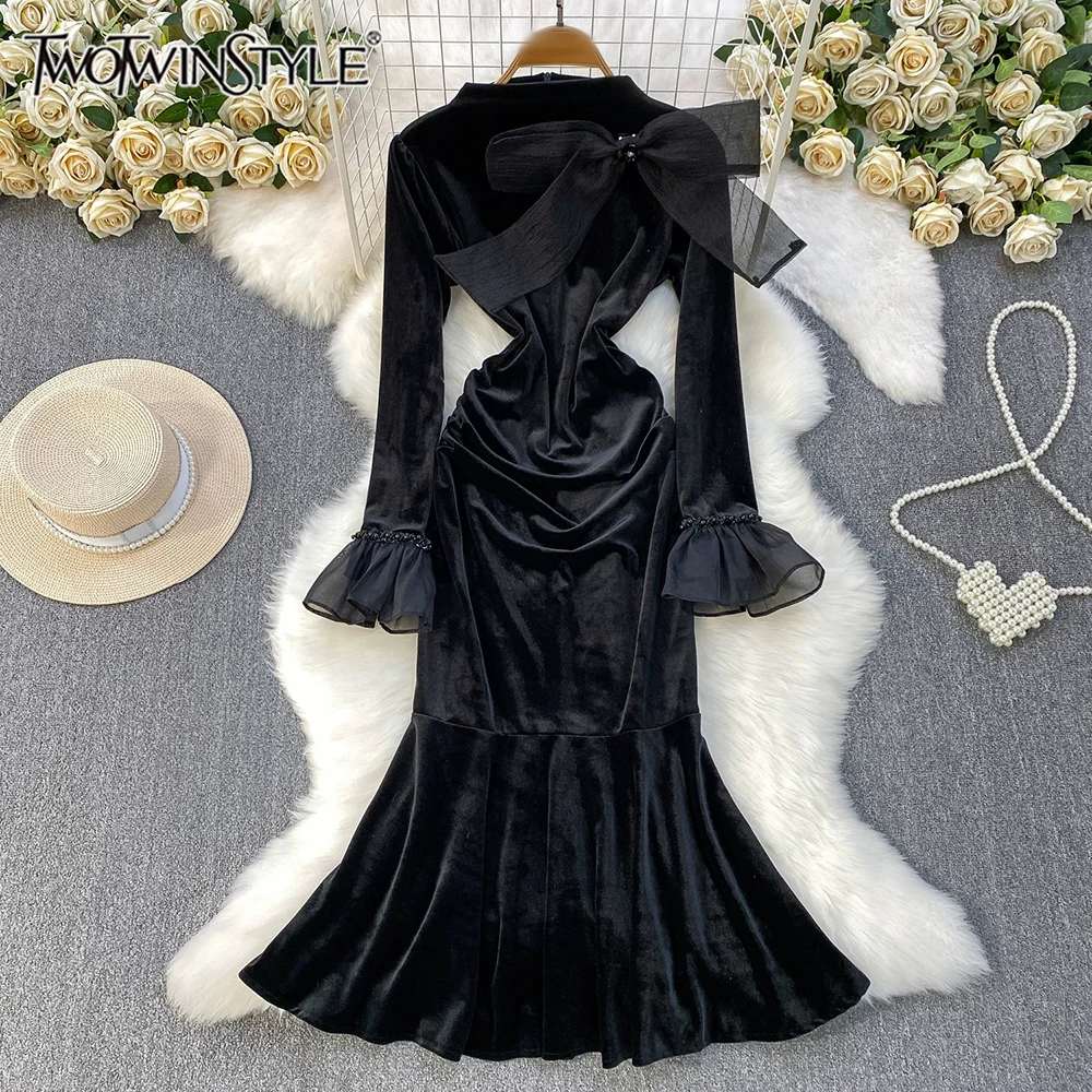 

TWOTWINSTYLE Hepburn Style Solid Velvet Dresses For Women Round Neck Long Sleeve High Waist Elegant Dress Female New KDR555021