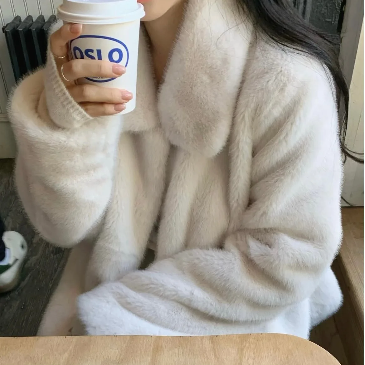 Elegancki płaszcz damski na jesień i zimę w stylu vintage, z miękkim kołnierzem z futra, w pastelowych kolorach, idealny na co dzień.