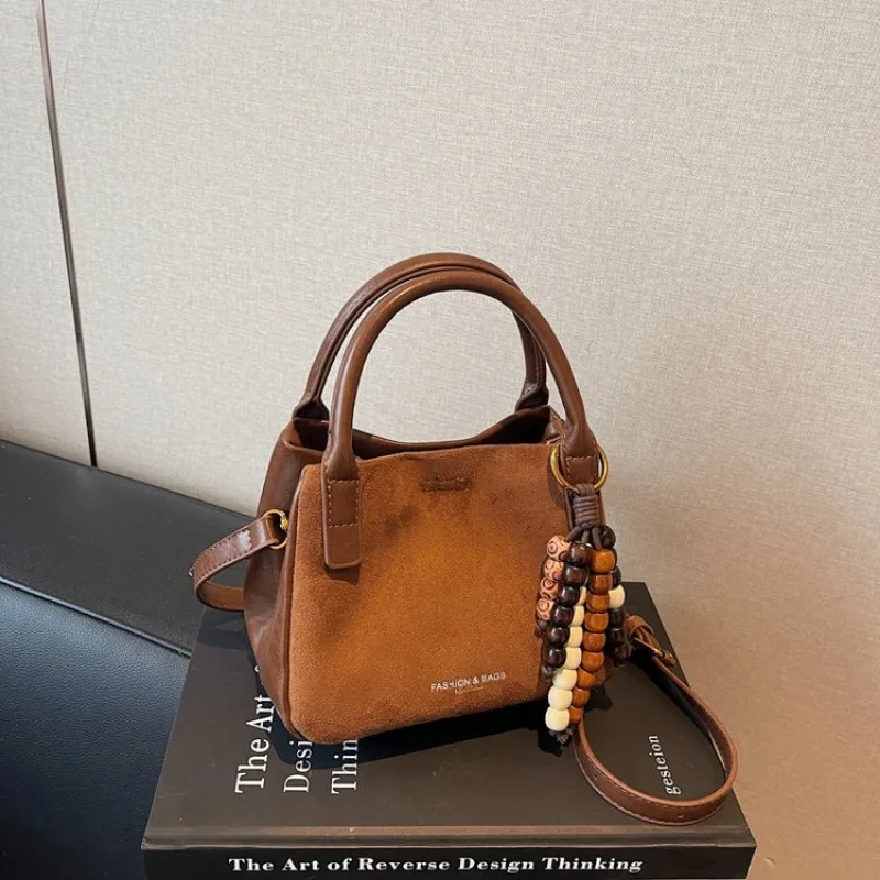 

Stylish Designer High-End Diaper Bag A Simple Vintage Leather Shoulder Bag For Elegant And Trendy Luxury Women