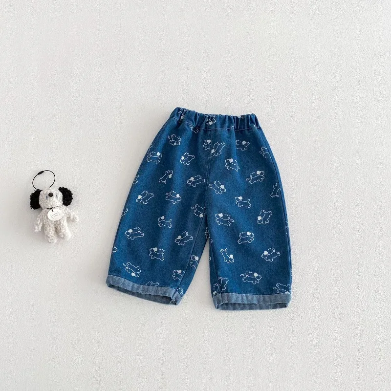 Mädchen-Cartoon-Jeanshose, 2026, Frühling, koreanischer Stil, Kinder-Freizeitjeans voller Welpen-Druck, lockere elastische Taille, Jungenhose – Detail 5
