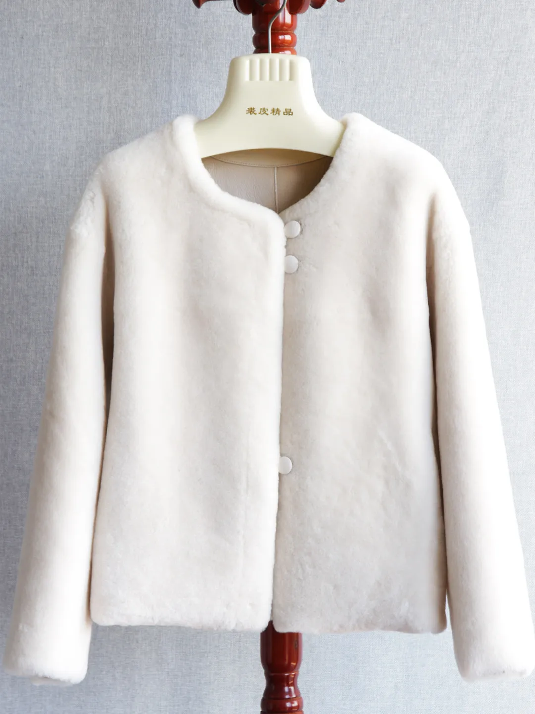 Płaszcz z futra z australijskiej wełny merino importowanej w 2025 roku, krótki płaszcz z futra z okrągłym dekoltem, styl średniowieczny.